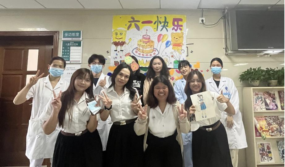 泰國瑪希隆大學(xué)護(hù)理學(xué)專業(yè)本科生一行8人到我院訪學(xué)交流